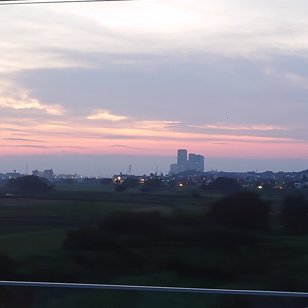KEISUKETAKAYMA's tweet photo. 帰りの東横線の車窓から見えた夏至
 #夏至 
 #Twilighttime 
 #MagicHour https://t.co/cqOzsHNq2N