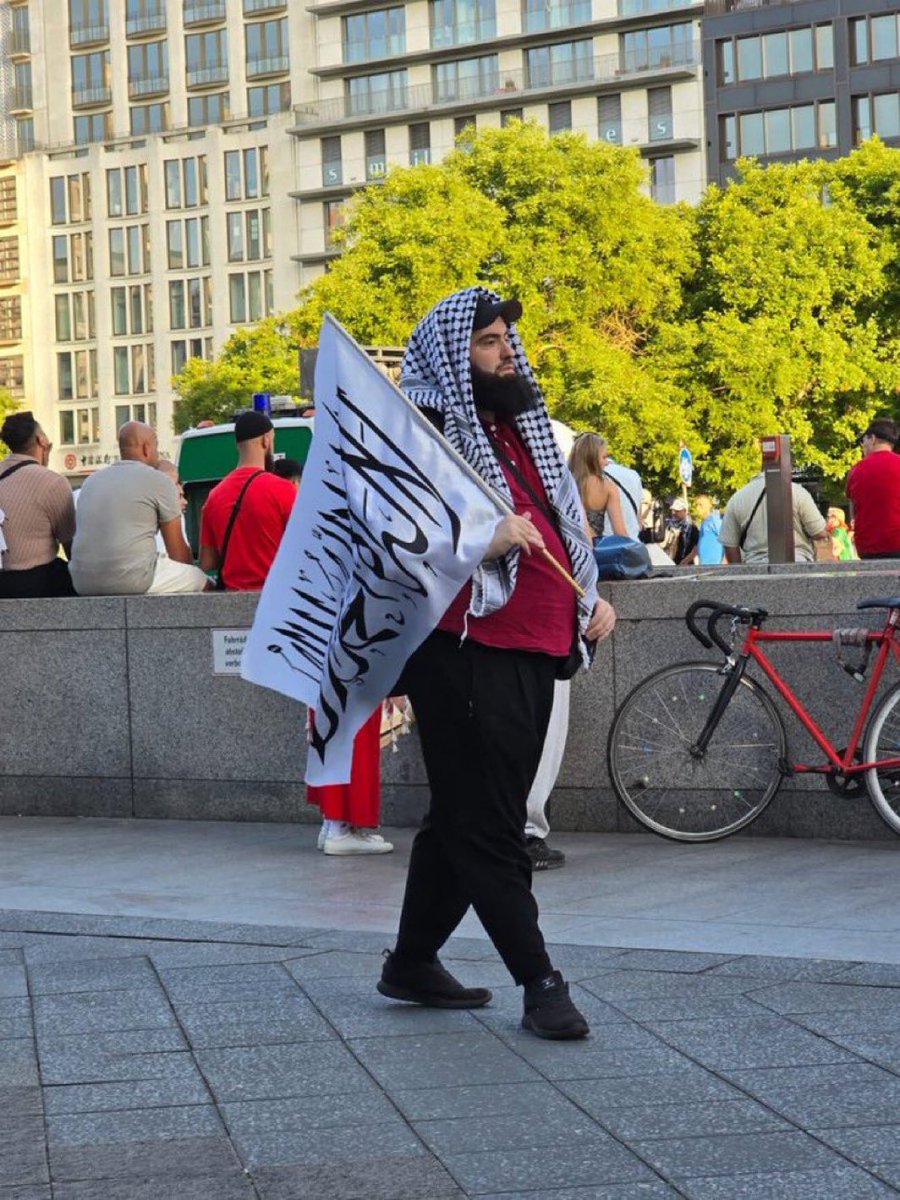 Taliban Flag, lSlS-style beard and Hamas terror Kaffiyah in Germany!