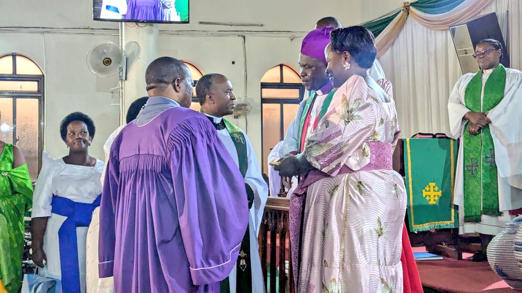 diocese_kampala's tweet image. The Head of Laity, Lay Canon Atwiine Frank, warmly welcomed Bishop Baalwa and his delegation on behalf of the parish. He appreciated the Bishop’s time and presence, calling the visit a great honour and spiritual encouragement to the entire St. Stephen’s Kitara COU family.