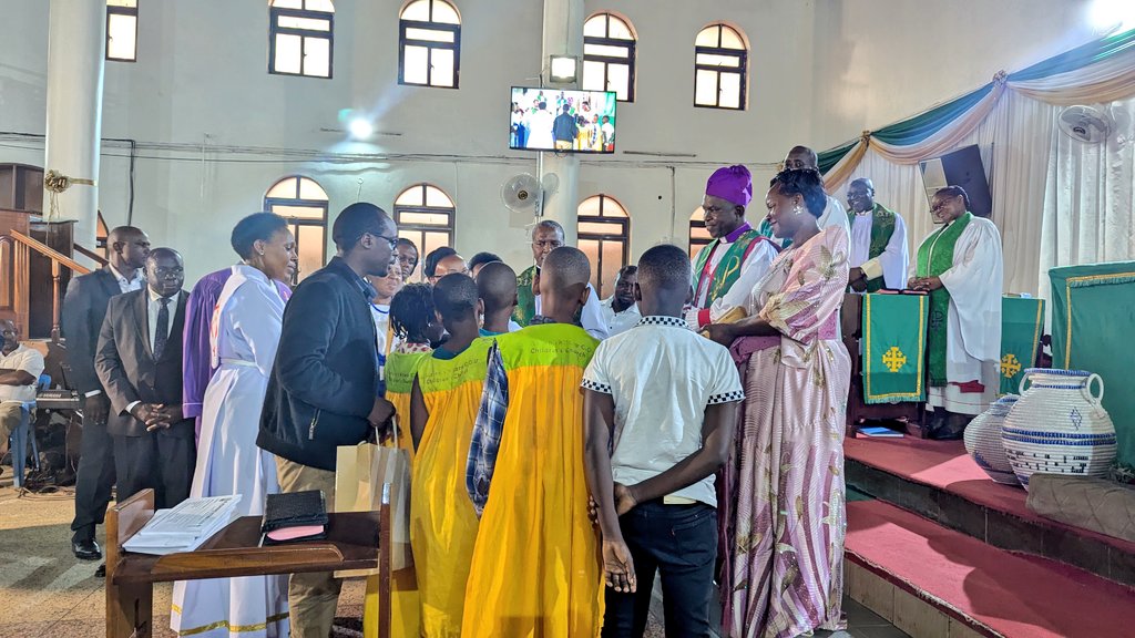 diocese_kampala's tweet image. The Head of Laity, Lay Canon Atwiine Frank, warmly welcomed Bishop Baalwa and his delegation on behalf of the parish. He appreciated the Bishop’s time and presence, calling the visit a great honour and spiritual encouragement to the entire St. Stephen’s Kitara COU family.