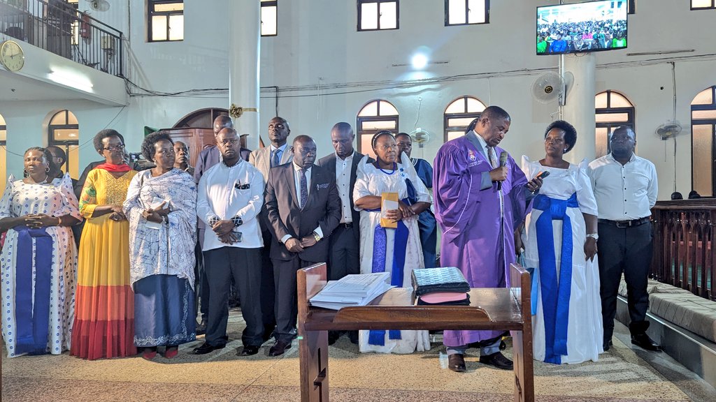 diocese_kampala's tweet image. The Head of Laity, Lay Canon Atwiine Frank, warmly welcomed Bishop Baalwa and his delegation on behalf of the parish. He appreciated the Bishop’s time and presence, calling the visit a great honour and spiritual encouragement to the entire St. Stephen’s Kitara COU family.