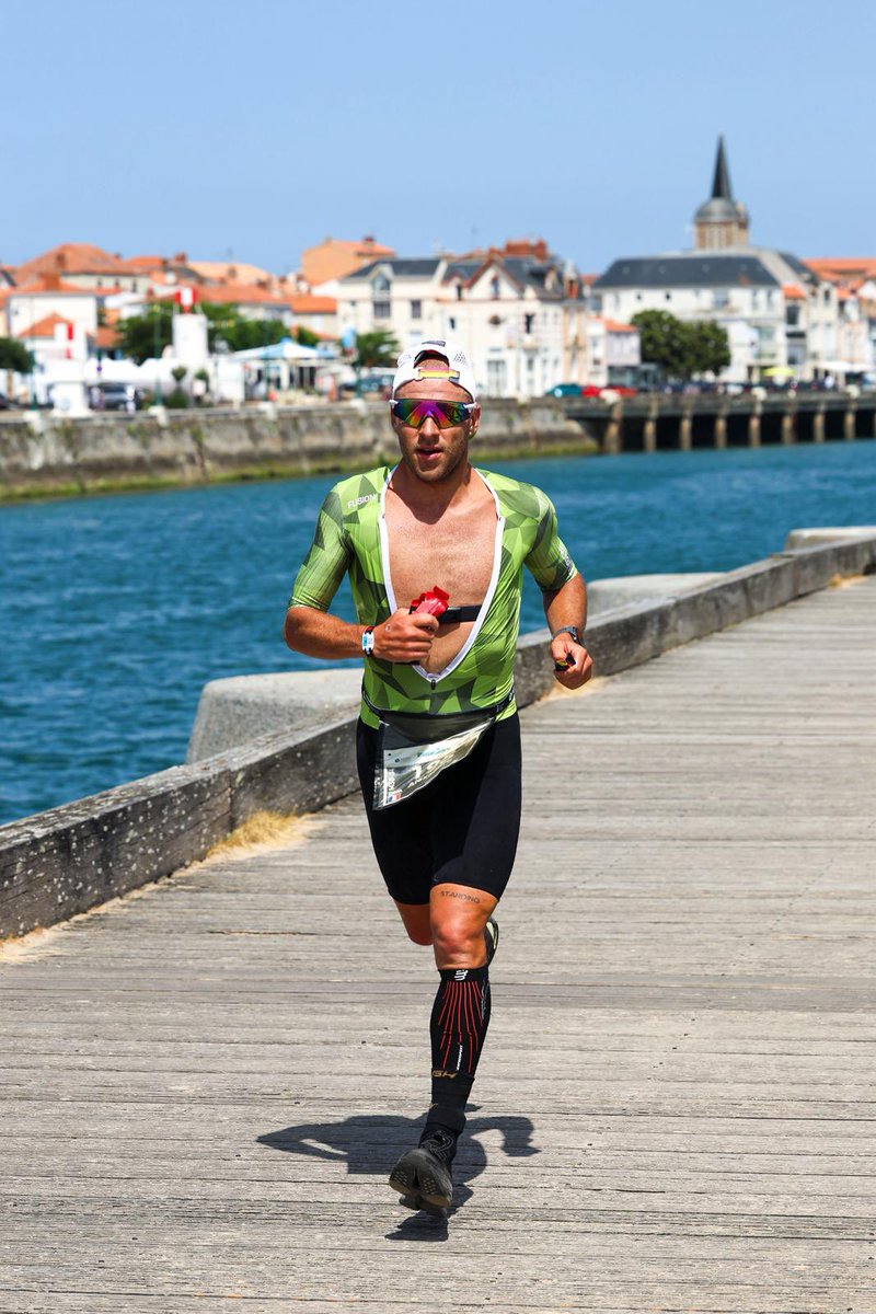 ALERTE SPECTATEURS : vent d'énergie positive attendue sur le Remblai.

Alors que la plupart des athlètes sont encore sur leur vélo, les leaders ont enfilé leur chaussures pour le marathon sur le Remblai.