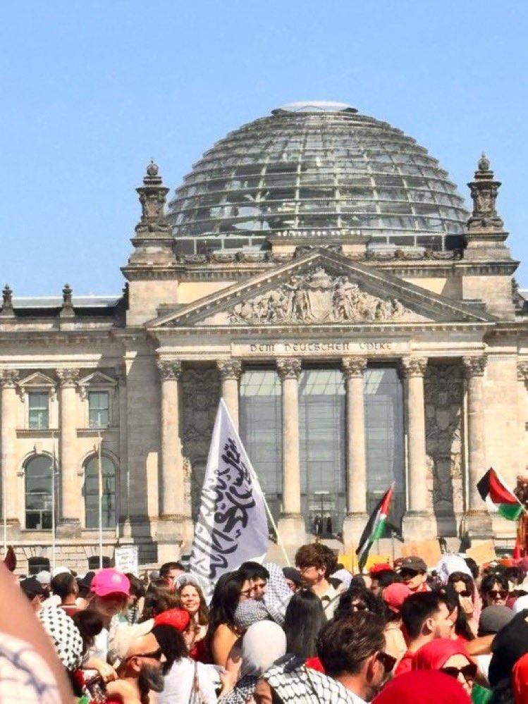 Eine mutmaßliche Taliban-Flagge vor dem Reichstag.
Antisemitische Parolen. Hetze gegen Israel. Hass auf Juden.
Und das alles mitten in Berlin – unter den Augen der Polizei, mit Genehmigung der Stadt.

Wo ist der Aufschrei des Regierenden Bürgermeisters? Wo ist die politische