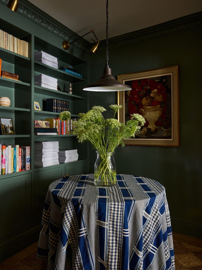 paint_library's tweet image. @maddalenaminerva featured Paint &amp;amp; Paper Library in the renovation of her London townhouse, including warm neutrals, contemporary blue-greys and richly coloured greens. 

Explore the project at paintandpaperlibrary.com/blog/maddalena…

1. Sand V
2. Blanket
3. Fynbos
4. Copper Beech