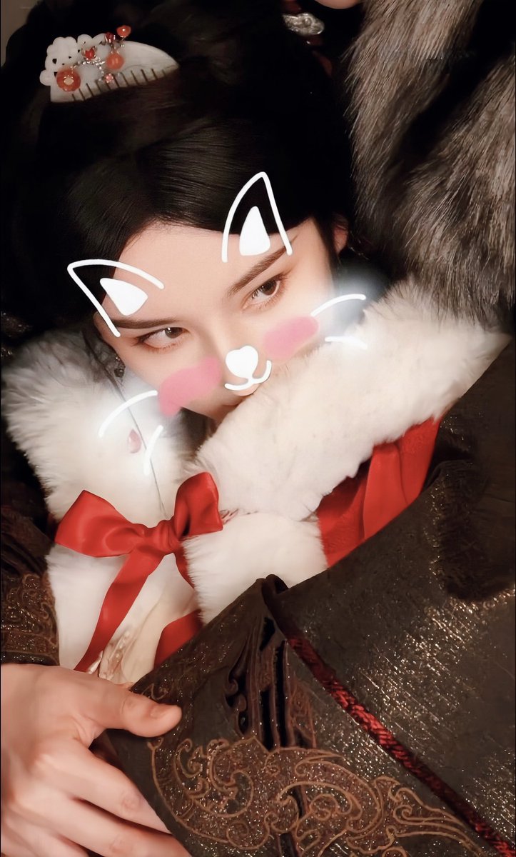 meumiyue's tweet photo. No full pics but I’ll take the crumbs 🤧 

#ThePrisonerOfBeauty
#SongZuer #LiuYuning https://t.co/c2EWDyq3yc