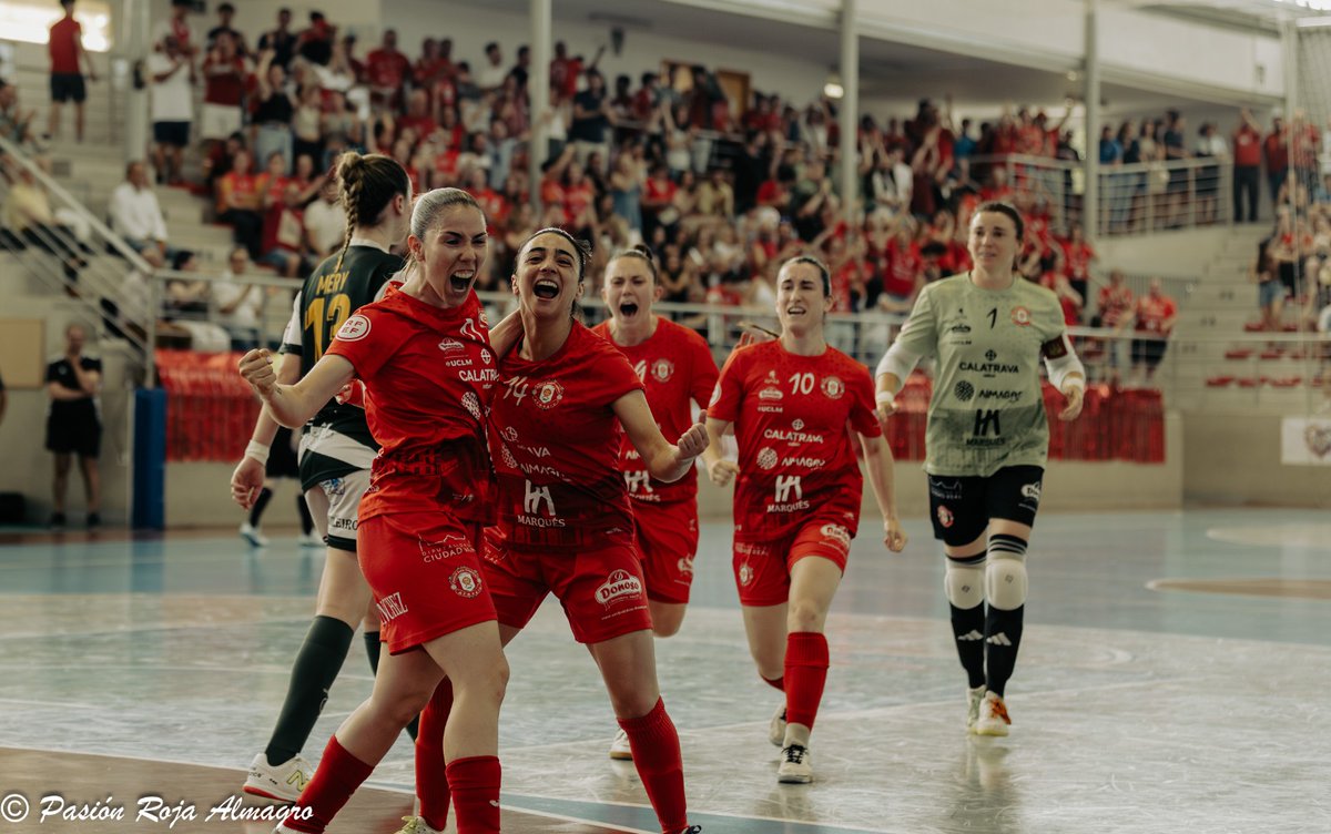 todoalrojo2013's tweet photo. @AlmagroFSFclub @ADCeuta_FC No pudo ser, la lagrima volvió al ojo y la sonrisa se quedó en el camino 🥲, pero eso no va a empañar LA TEMPORADA QUE HABÉIS HECHO. Gracias, gracias y MUCHAS GRACIAS 😍. Descansar, que el año que viene VOLVEREMOS MAS FUERTES💪. Como nos HEMOS DIVERTIDO ESTE AÑO🎉, TODO AL 🔴🔴🔴 https://t.co/p5VRxBblnh