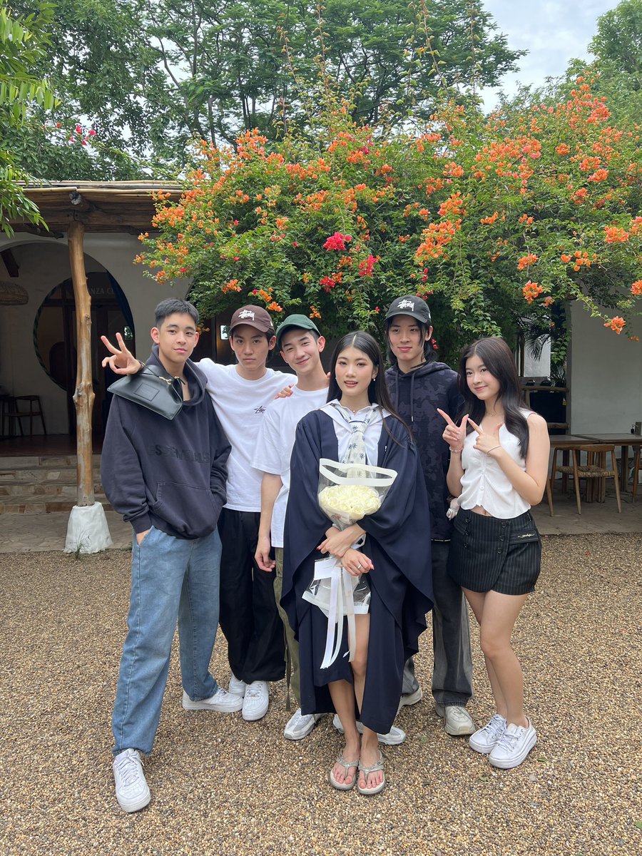 runglertsri's tweet photo. Congratulations Bew🎉🥳🎊
@bewbusaya @yeepunns @___progresss___ @almondsleepp @totothayawat @Sky1826041
#yeepunns https://t.co/S0FQl7DN0s