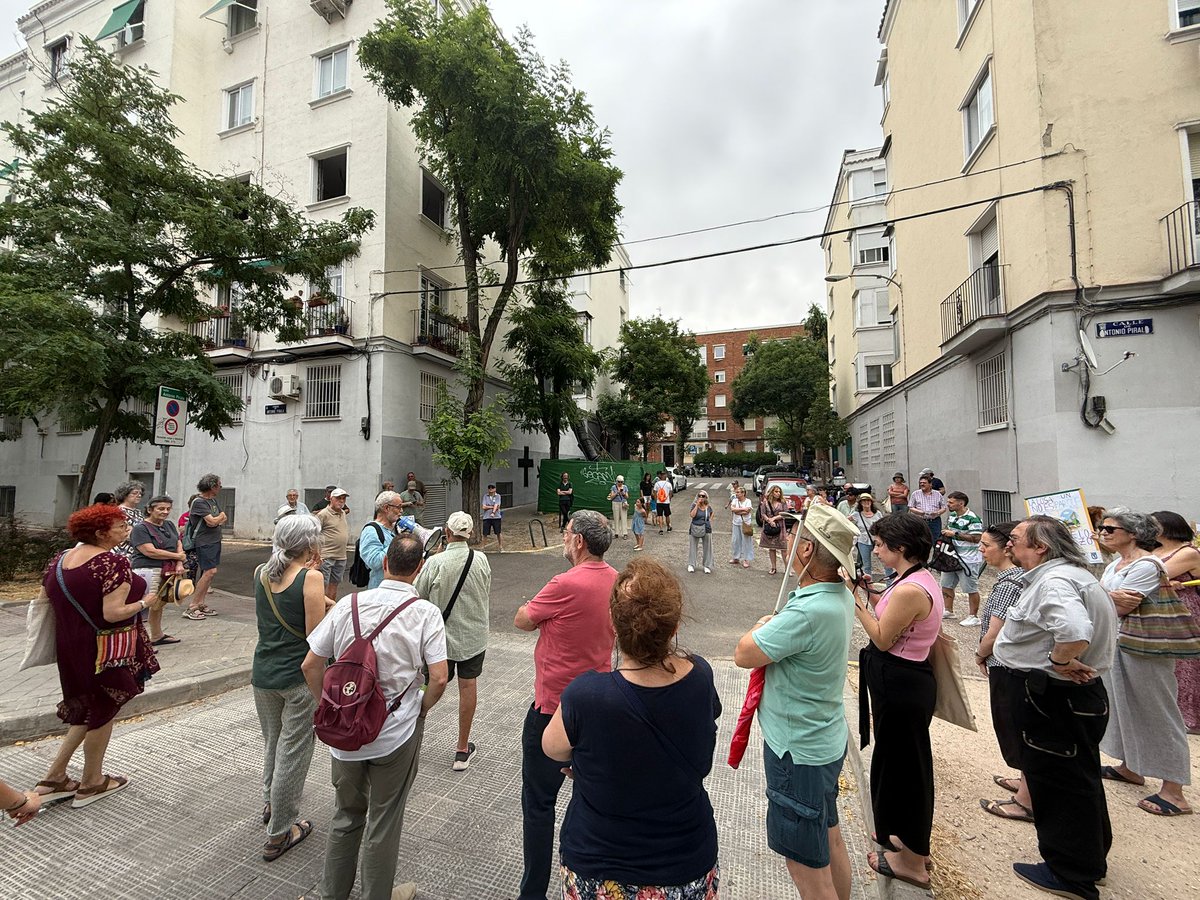 🚧 Vecinos de los barrios junto a la M-30 se movilizan contra la cubrición de esta vía a la altura de Las Ventas.

Denuncian la tala de 50 árboles, el alto coste y el impacto ambiental de un proyecto “con fines turísticos”.

📍 Allí está Gerard Salom 

📻 cadenaser.com/radio-madrid/a…