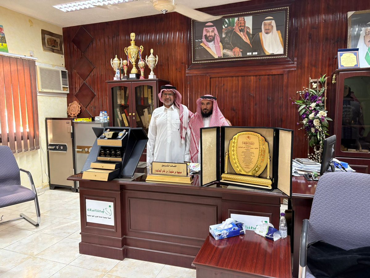 News_reem's tweet photo. كرم منسوبوا ابتدائية جابر بن حيان ومتوسطة المغيرة بن شعبة بوادي ريم 
الأستاذ محمد بن سليمان الصاعدي مدير ثانوية أبي سلمة المخزومي بمناسبة تقاعده 
متمنين له دوام التوفيق والسداد https://t.co/dR64rkUCzI