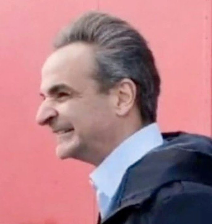 Η εθνική κουδουνίστρα που έχουμε για…Πρωθυπουργό, έχει αναχωρήσει από το βράδυ της Παρασκευής από την Αθήνα για weekend φορτώνοντας 3 τζιπ με αποσκευές, σε ένα από τα πιο κρίσιμα και επικίνδυνα Σαββατοκύριακα (όπως αποδείχτηκε) για τη διεθνή ειρήνη, αλλά και την γεωπολιτική