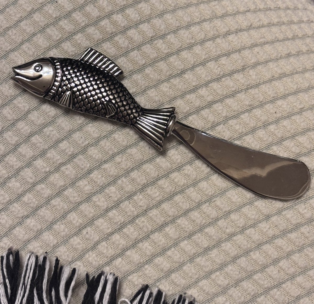 さて、ここで私が本日手に入れた最高のバターナイフを見てください

なんか笑ってる