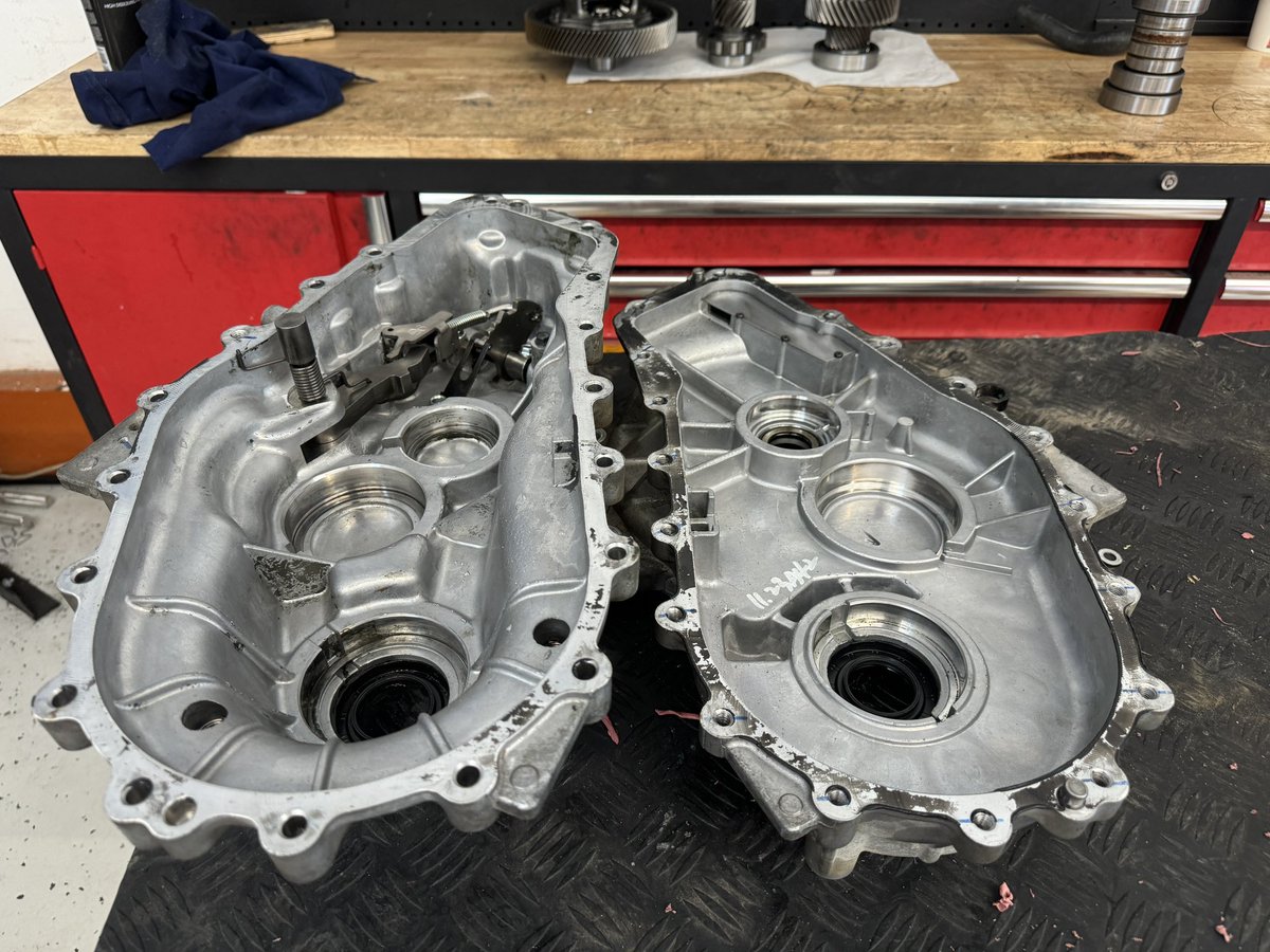 evclinic's tweet image. An EV has 10 to 15 times fewer maintenance cycles from the start. If, after 10 years and 160,000 km, you service the drivetrain of your Kia Soul EV for the first time — preventively, because it started to hum — that’s 10 to 15 times fewer trips to the workshop compared to a…