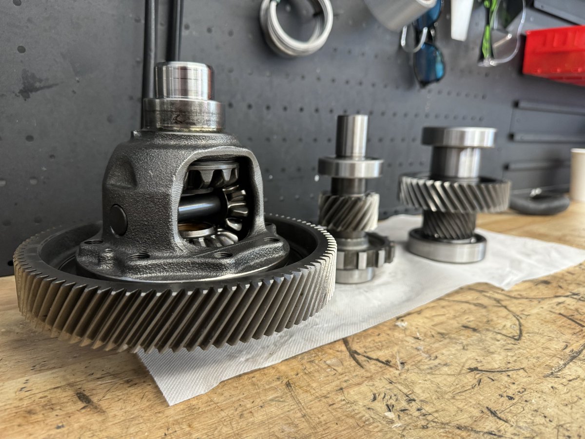 evclinic's tweet image. An EV has 10 to 15 times fewer maintenance cycles from the start. If, after 10 years and 160,000 km, you service the drivetrain of your Kia Soul EV for the first time — preventively, because it started to hum — that’s 10 to 15 times fewer trips to the workshop compared to a…