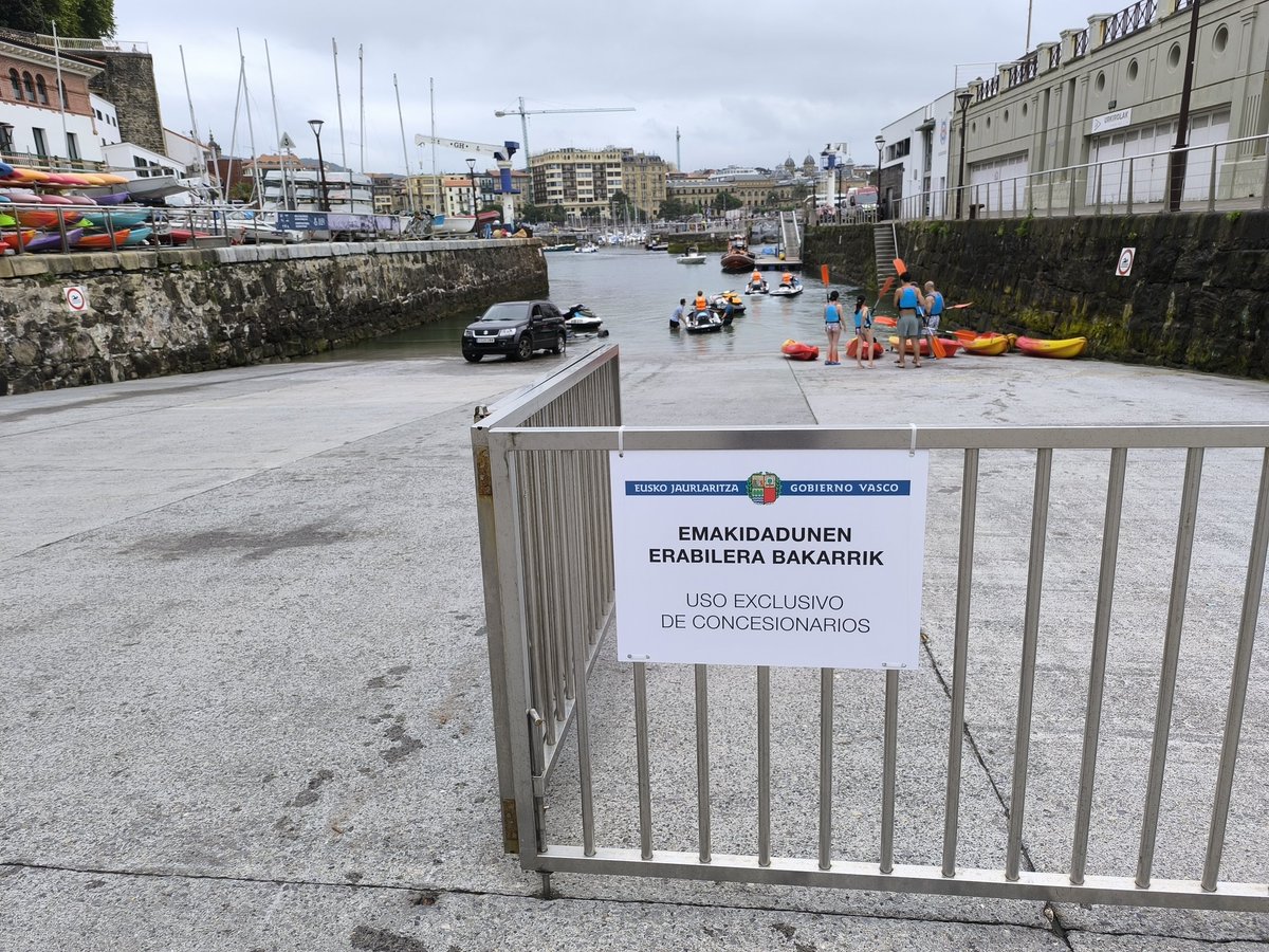 Motos de agua "sostenibles' sin problemas, coches para traslado de las motos, hasta la cocina...eso sí, el baño de los vecinos, PROHIBIDO. La Donostia mejorada de Eneko Goia!!