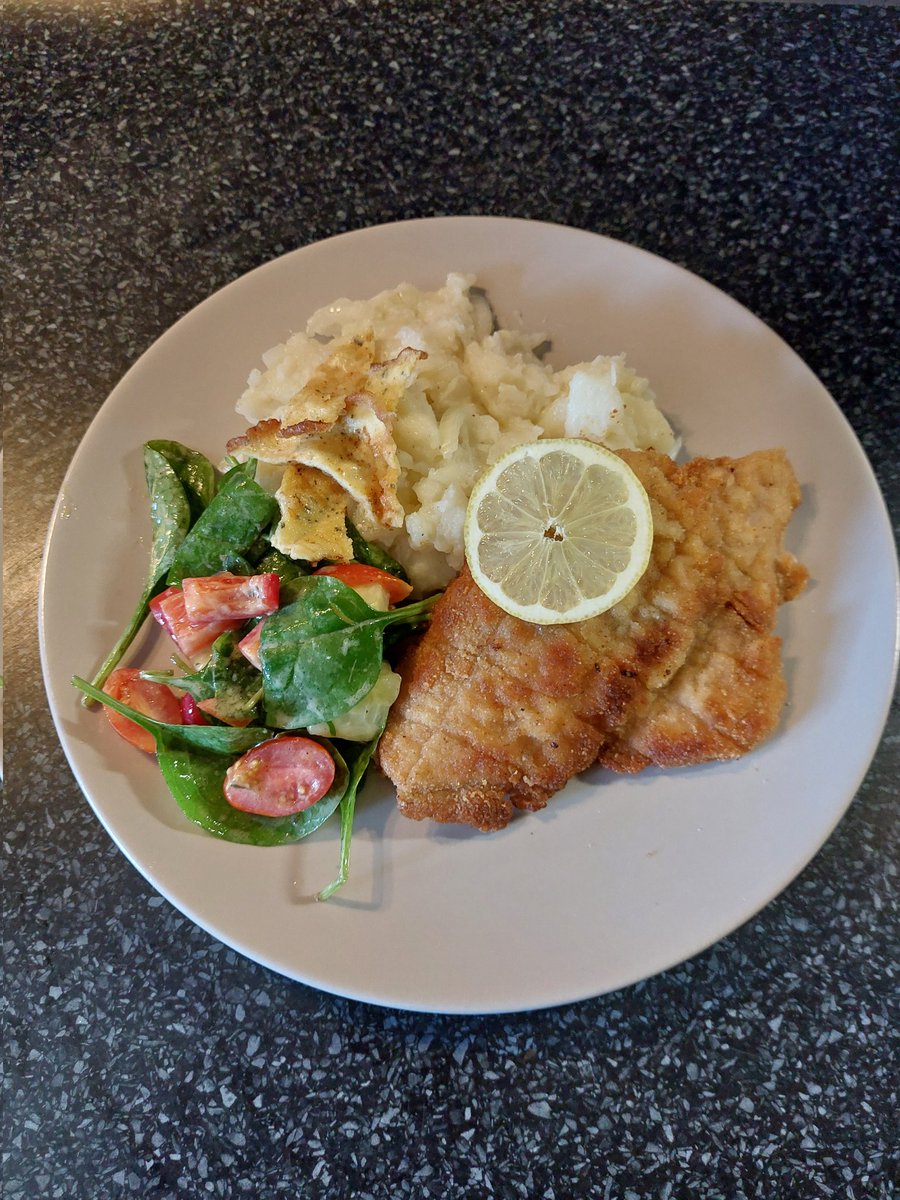 M_B_art's tweet photo. #veal #milanese #flour #eggs #oliveoil #garlic #rosemary #milk #breadcrumbs #salt #pepper side dish: #onion and #potatosalad salad: #spinach #tomatoes #redpepper #cucumber #mustard #lemonjuice #oliveoil #tasteofitaly #ilikecooking https://t.co/FyGxCz6Zml