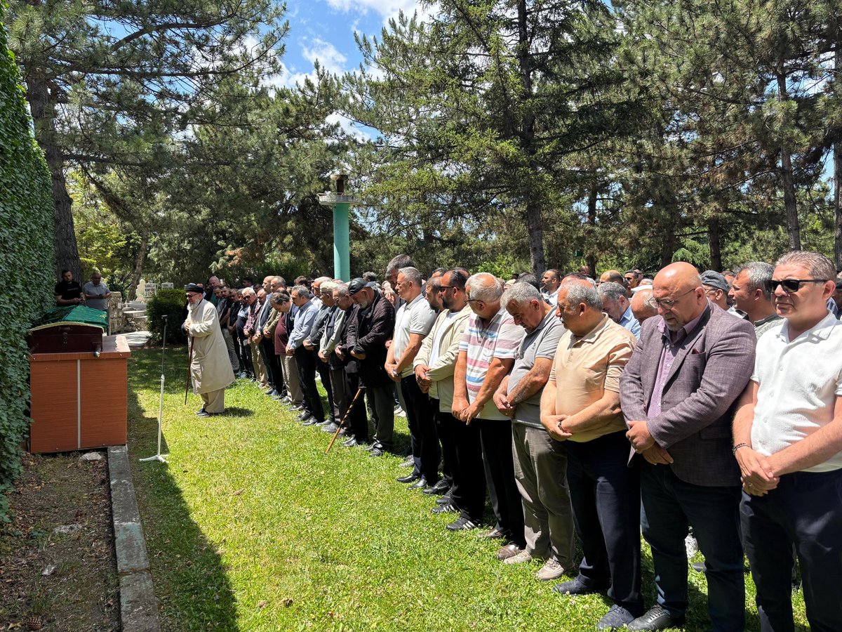 Çorum Esnaf ve Sanatkarlar Kredi ve Kefalet Kooperatifi Müdürü, Cihan Olur abimizi son yolculuğuna uğurladık. Rabbim rahmet eylesin. Dostları ve ailesine sabrı cemil diliyorum. Mekanı Cennet olsun inşallah.
