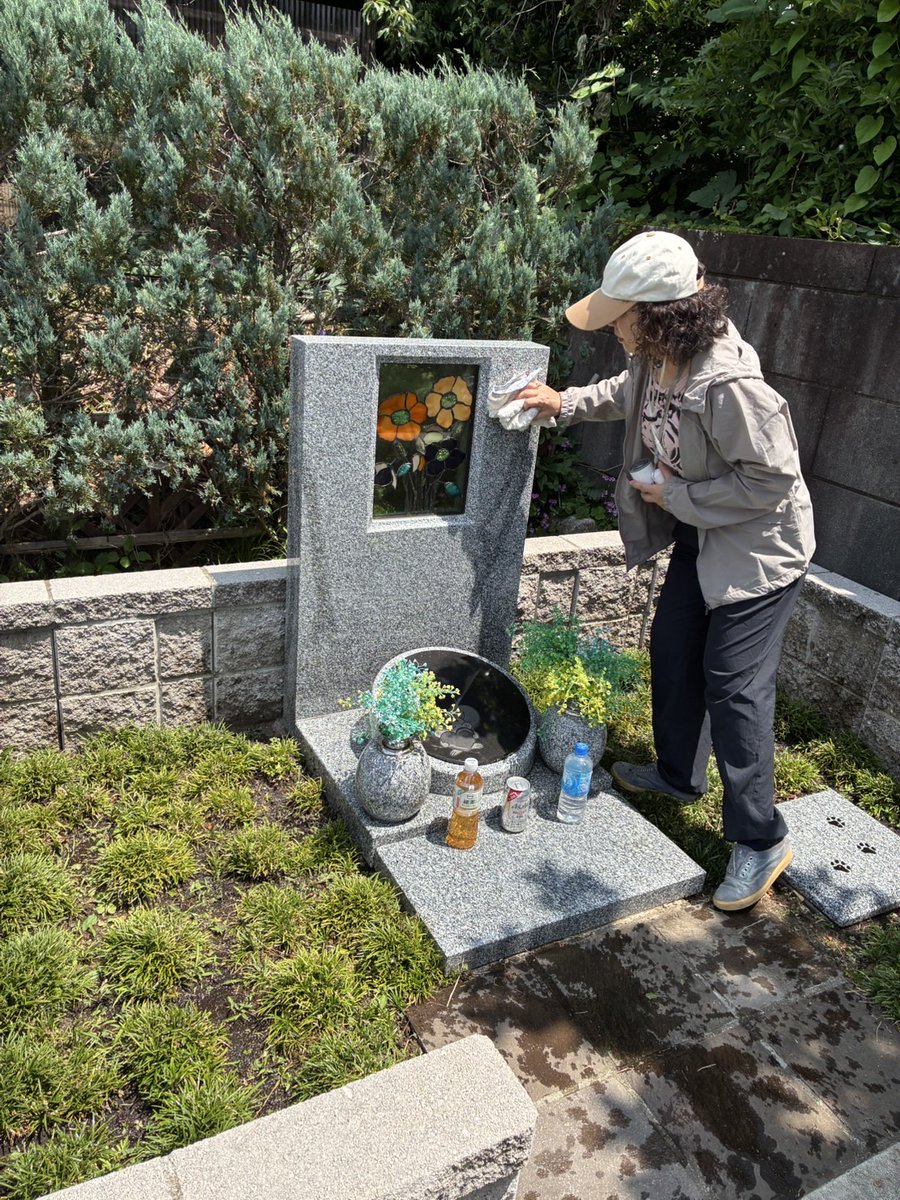 ステンドグラスのお墓掃除に行きました。とても良い天気でステンドグラスがキラキラ光っていました。
「又来るね！」と声をかけると「そっちも頑張れよ！」と言ってくれているようでした。HPはこちらinfo969722.wixsite.com/my-site
＃樹木葬 ＃お墓 ＃おひとりさま ＃ステンドグラス墓 ＃ペット墓