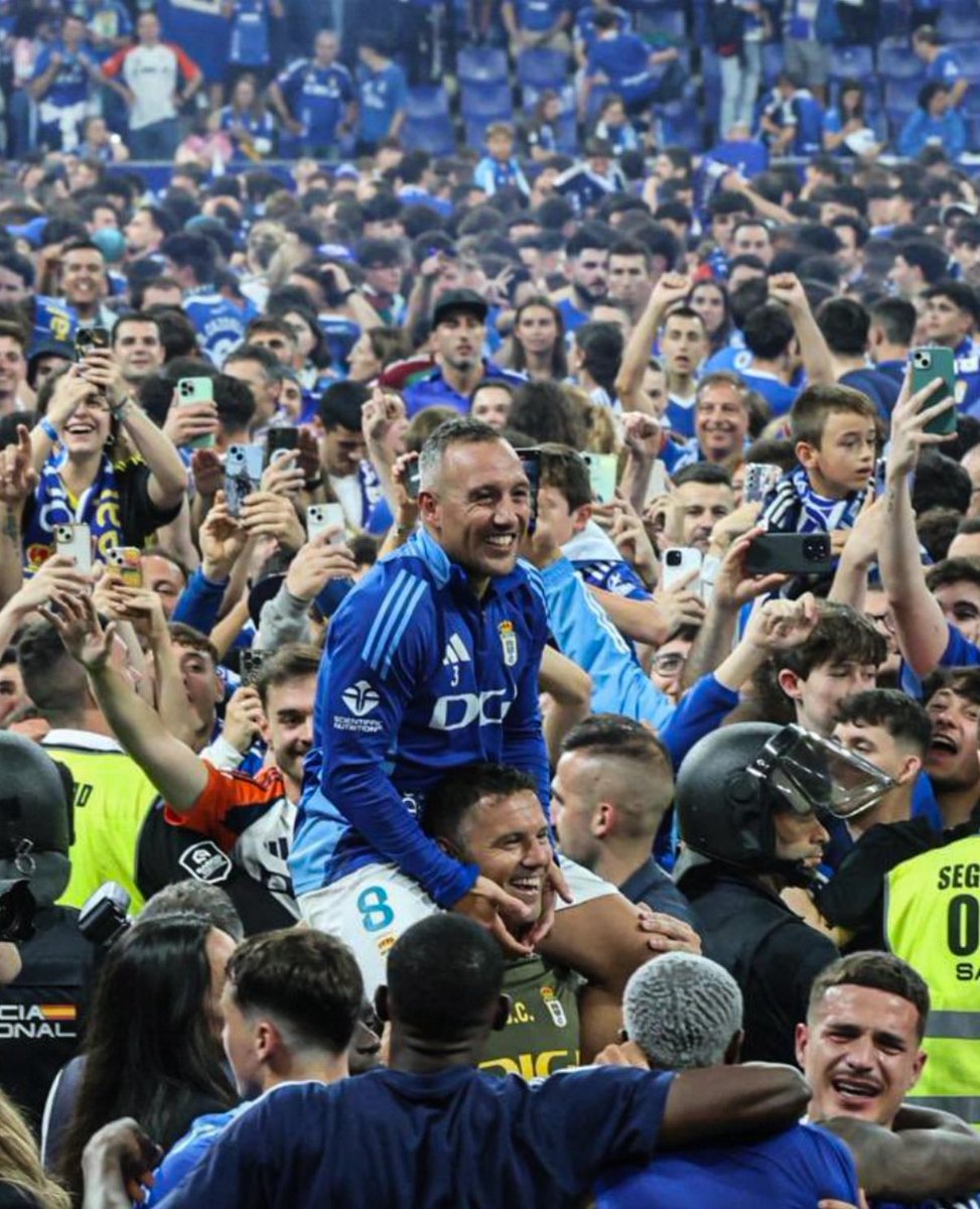 meserloz's tweet photo. Cazorla a hombros de Cervero.

Uno se quedó en el club para subirnos a Segunda, a pesar de tener propuestas de otros clubes. 
El otro pudo haberse quedado ganando millonadas en otros países, pero decidió volver a casa para subirnos a Primera.

Leyendas del @RealOviedo 
Gracias. https://t.co/DlwsY7AoAv