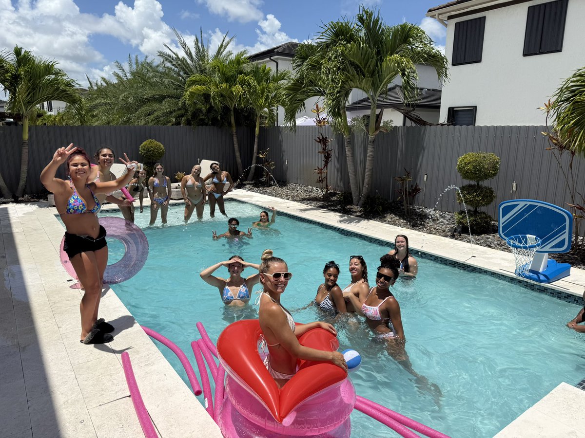 Having fun under the sun! ☀️ First team bonding of the season 🩷