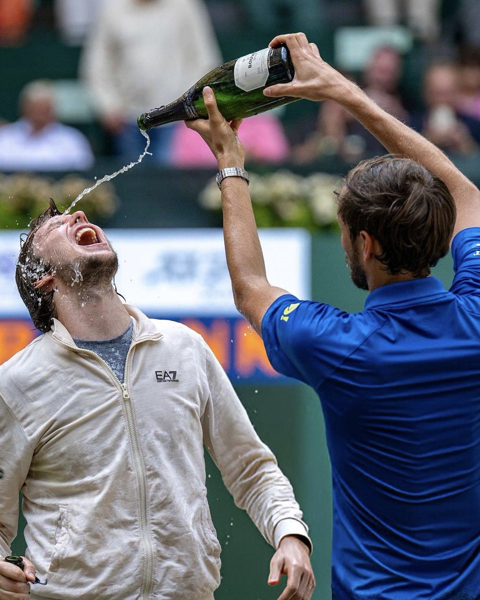 dmedvedevfans's tweet image. Even though Daniil didn't manage to win the main trophy today, he finally felt that moment of the trophy ceremony again, an important moment β€οΈ
Another plate for the collection, by the way π½οΈπ
And at least Daniil got champagne, it almost always makes your day a bit better π
