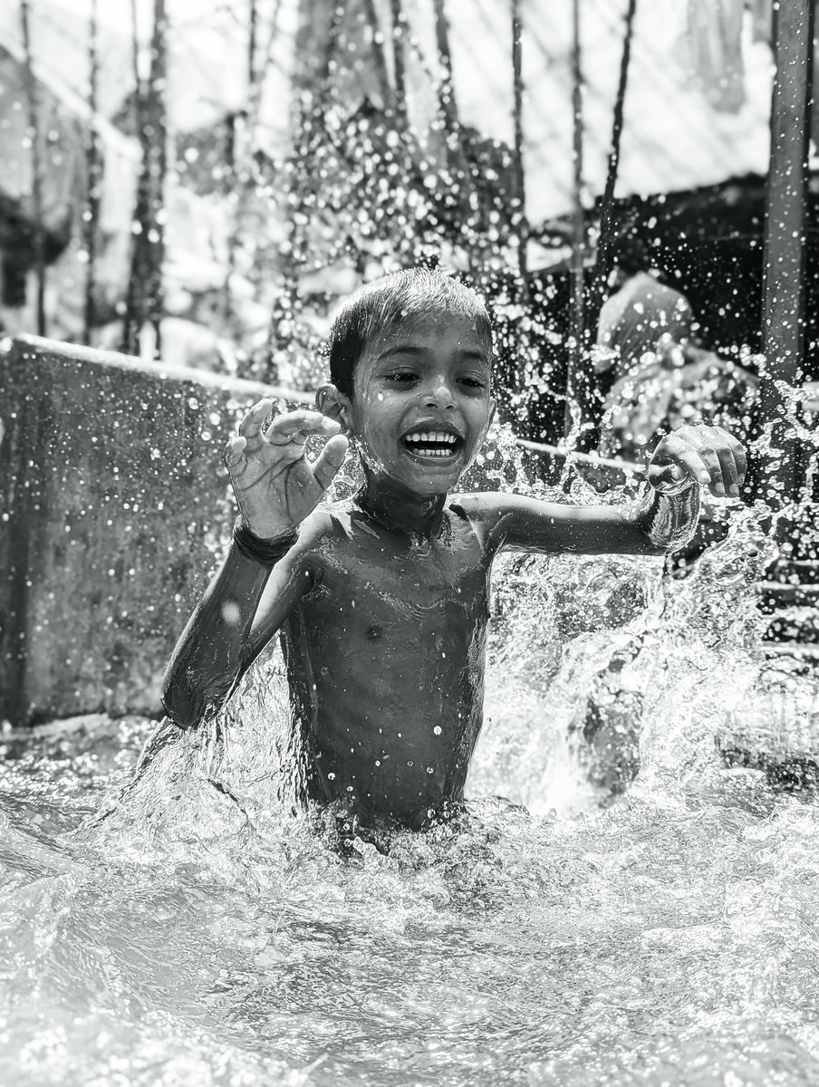Splash Tales is live on FND! 🌊✨

A joyful capture of childhood moments, full of energy and innocence.
1/1 available now for 0.1 ETH 
let's catch this wave, fam! 🚀
Support the art, share the vibe, and spread the splash!