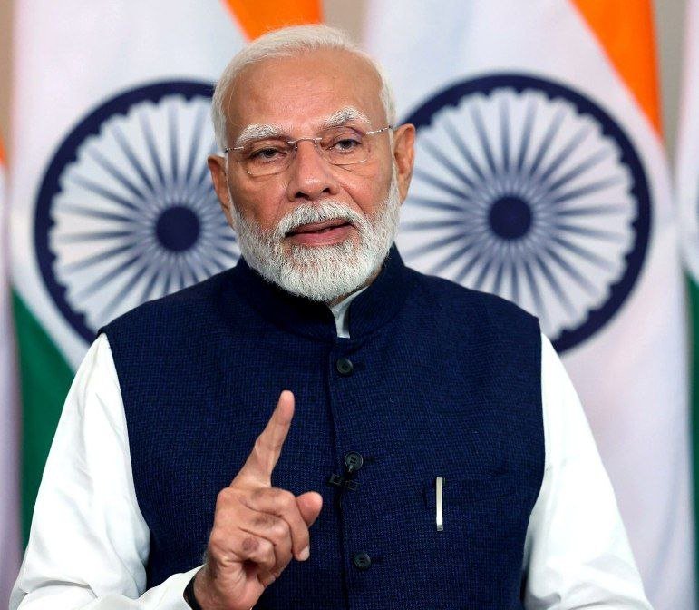 ईरान ने दुनिया की नब्ज पर हाथ रख दिया है।
होर्मुज जलडमरूमध्य को बंद कर दिया गया है —

यही रास्ता है जिससे दुनिया का तेल गुजरता है।
अब पूरी दुनिया खौफ में है,
लेकिन भारत पहले से तैयार बैठा है...!!

भारत की तैयारी क्या है..?
यूरोप कैसे तेल के लिए मछली की तरह तड़पेगा..?
लेख में आगे