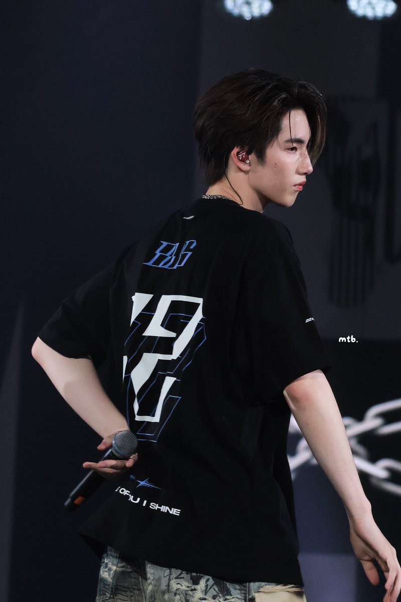 หลังใหญ่ ไหล่กว้าง ฟิตหุ่นเอาสุดอะะเฮีย

#PHUTATCHAI 
#CATTSHIRTxBUS