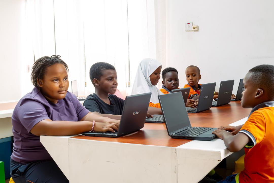 kalage_jr's tweet image. Je wajua.? 

Watoto wa miaka 5-18 wanajifunza kutengeneza Apps, Coding, games, Python na computer skills kwa siku 10 tu kwa 200k kutoka @KodeUniKids

Unatamani mwanao awe moja ya watoto hao.?

Piga 0745000555
📆 23 Jun–04 Jul

#SummerCodeSurge #KodeUni #CSForAll