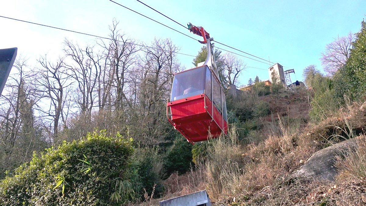 standseilbahnen's tweet photo. Seilbahn bei Locarno privat zu einer exponierten Villa. Gebaut 1978 von Niederberger - umgebaut von Garaventa
Video -->
https://t.co/xGFee0HSeR
#seilbahn #funivia #cablecar #telepherique #locarno #garaventa #niederberger #tessin #ticino #schweiz #switzerland https://t.co/LlKi8KhkXg
