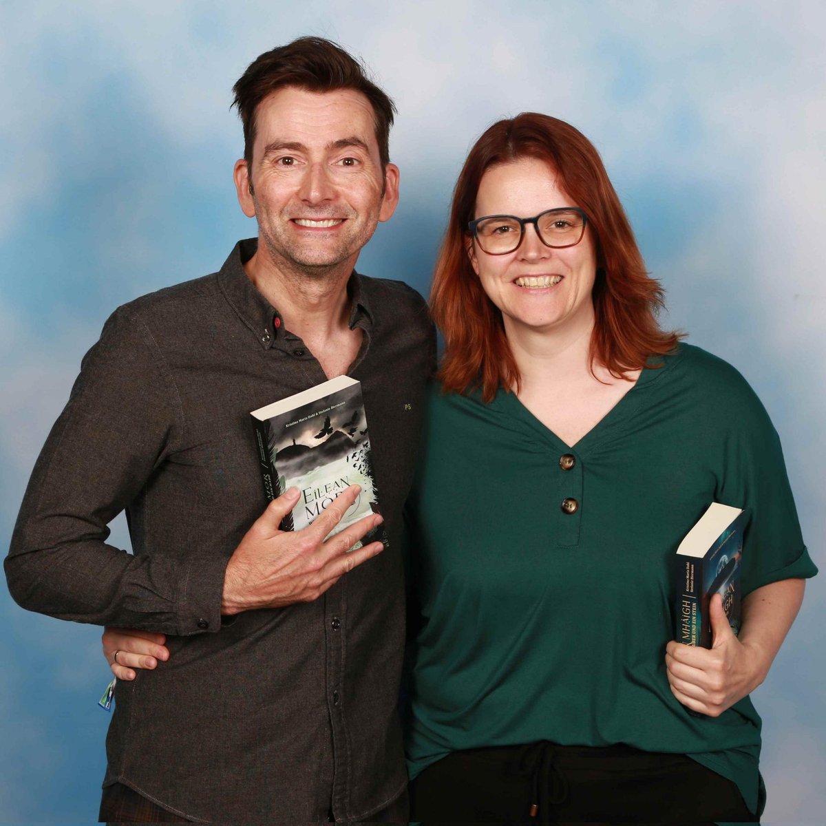 Oh yes! 😆 We did it again! David Tennant and I with our second novel »Eilean Mòr« at the Comic Con in Utrecht. 🥰🥰🥰

He said he's looking forward to the translation I will bring next time 😍

Can you imagine how happy I was and am? 🥹