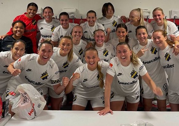 ”Lägg ner AIK Dam” hör man ibland. Efter att ha avslutat vårsäsongen med en 4-1 seger på bortaplan är damerna just nu Sveriges sjätte bästa lag.

Ta er till Skytteholm under sensommaren, köp en cupburgare &amp; ställ dig i klacken och sjung fram tre poäng.
AIK har något fint på gång!