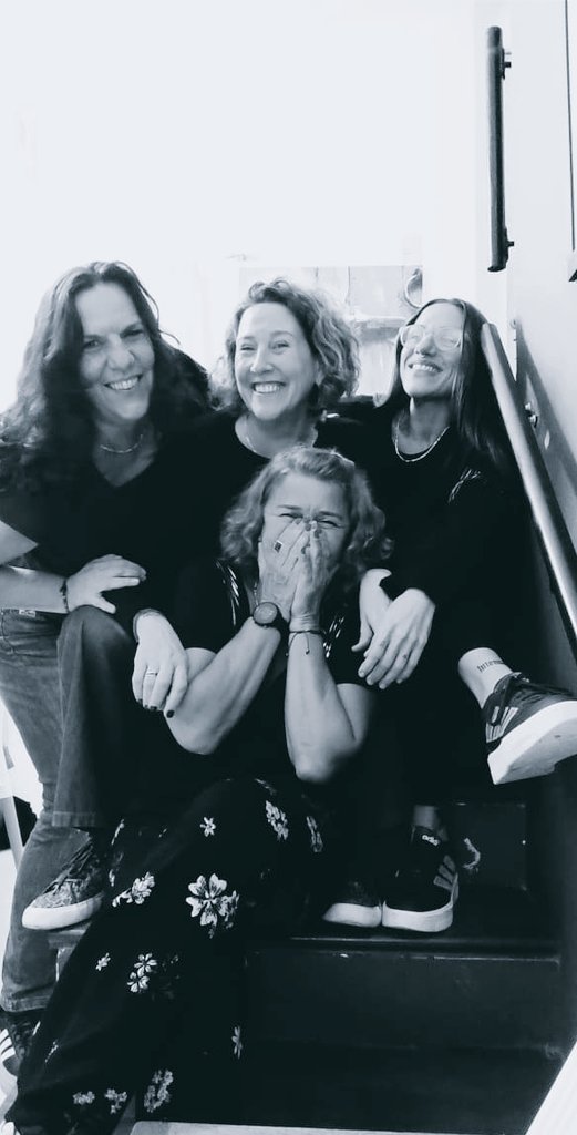 Silval30's tweet photo. Debería salir a caminar para bajar el chorizo a la pomarola con polenta que me comí con estas pibitas lindas. Las quiero mucho 🤎🤍🤎🇦🇷🍷🍷🦑🫂 https://t.co/N8p6nyNosO