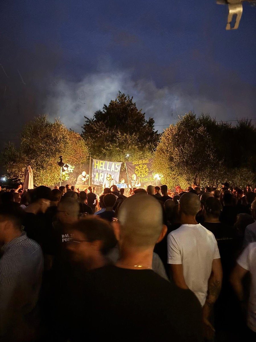 FondoSur_1980's tweet photo. Agradecemos a todos nuestros camaradas de Verona la invitación y el buen trato recibido en esta gran fiesta del 25 aniversario de Sumbu Brothers #Verona #Hellas #Fortezza https://t.co/K3yeJuJ2sN