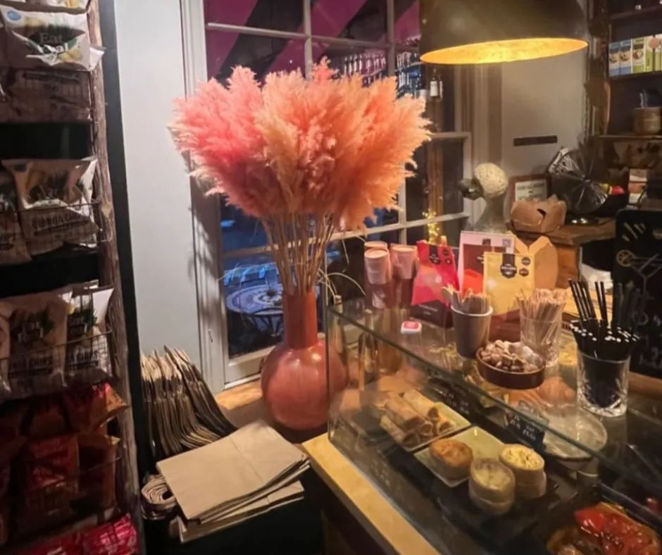 "Gorgeous venue, mind blowing produce and carefully curated cheeseboards. Staff are lovely, ambience is spot on. It's such a treat to come here!"
Thank you so much for our recent 5***** Star review Katie ❤ 
📷 credit: #livihays 
#delicious #londoncityworld #interiordesign