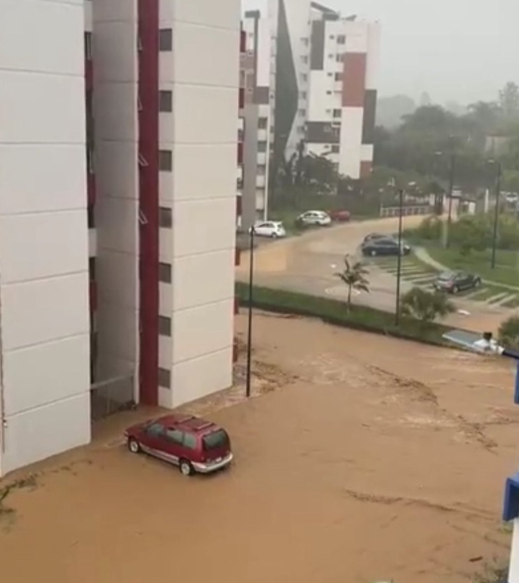 devozenvozmx's tweet photo. 🚨 Inundaciones en Valle Real (Xalapa) otra vez.

❌ Autoridades omisas
❌ Desarrolladores sin previsión
❌ Excusas de siempre: “llovió mucho”

⚠️ Urge un plan serio. No más fraccionamientos sin drenaje pluvial.
#Xalapa #Inundaciones #ValleReal #Urbanismo https://t.co/UpGiI0mivj