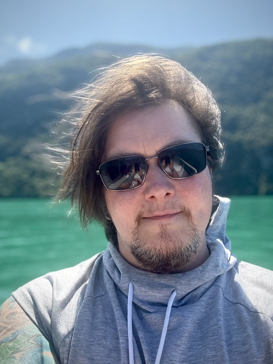 Хочу в тви перейти на французский/английский языки.В принципе, тут есть переводчик
А ещё читать меня на русском можно в телеге t.me/alancharoit - там писательское, театр, музыка, легенды, путешествия, жизнь во Франции

(по запросу также выдаю личный канал с ором и воплями)