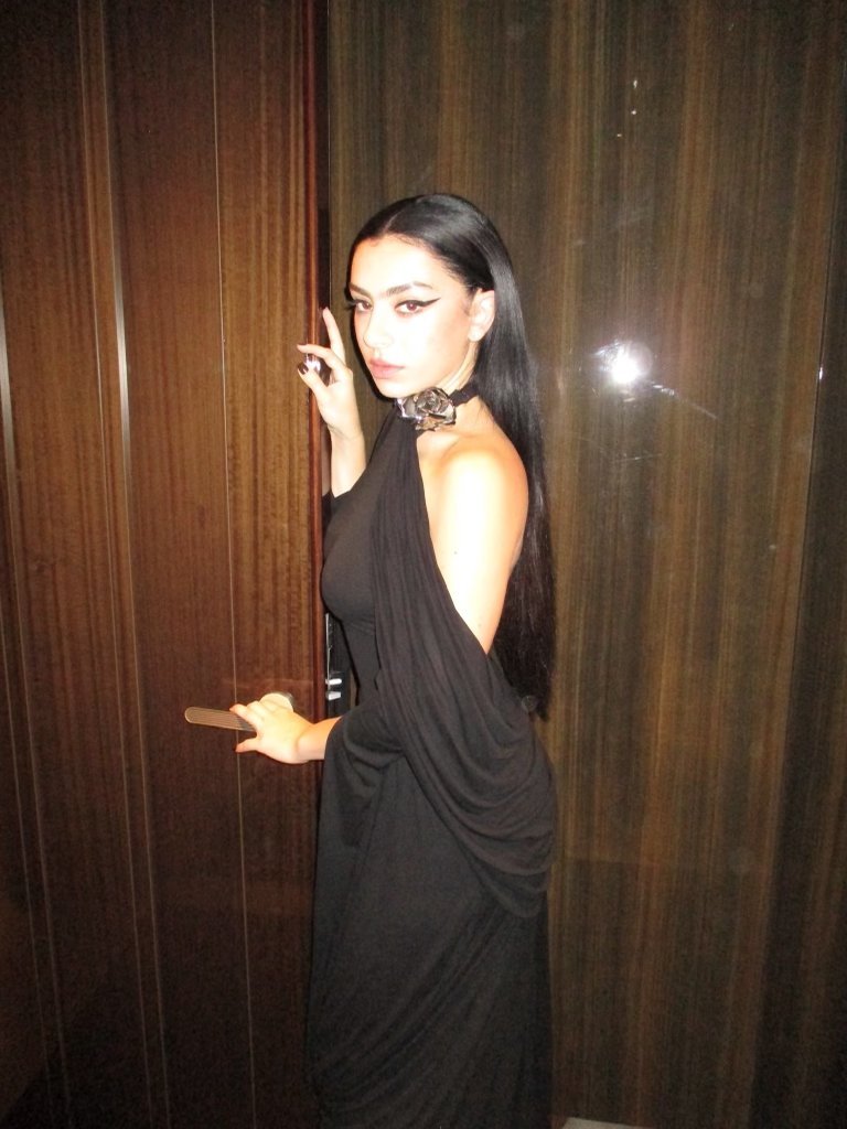 Od paru miesięcy mam specyficzne hobby zbieranie zdjęć zagranicznych celebrytów wyglądające jak typowe Polish core. Zapraszam do krótkiego wątku tego co udało mi się zebrać

1) Charli XCX na tle meblościanki