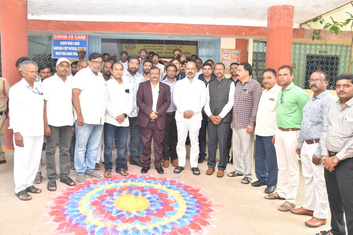కరీంనగర్ లోని శాతవాహన యూనివర్సిటీలో ₹7.28 కోట్ల అంచనా వ్యయంతో నూతనంగా నిర్మించనున్న ఫార్మసీ కళాశాల అకాడమిక్ భవనం, ₹2.85 కోట్ల అంచనా వ్యయంతో ఫార్మసీ కళాశాల ప్రహరీ గోడ నిర్మాణానికి వర్సిటీ వైస్ ఛాన్స్లర్ ఉమేష్ కుమార్ గారు, సిబ్బంది మరియు విద్యార్థులతో కలిసి శంకుస్థాపన చేయడం
