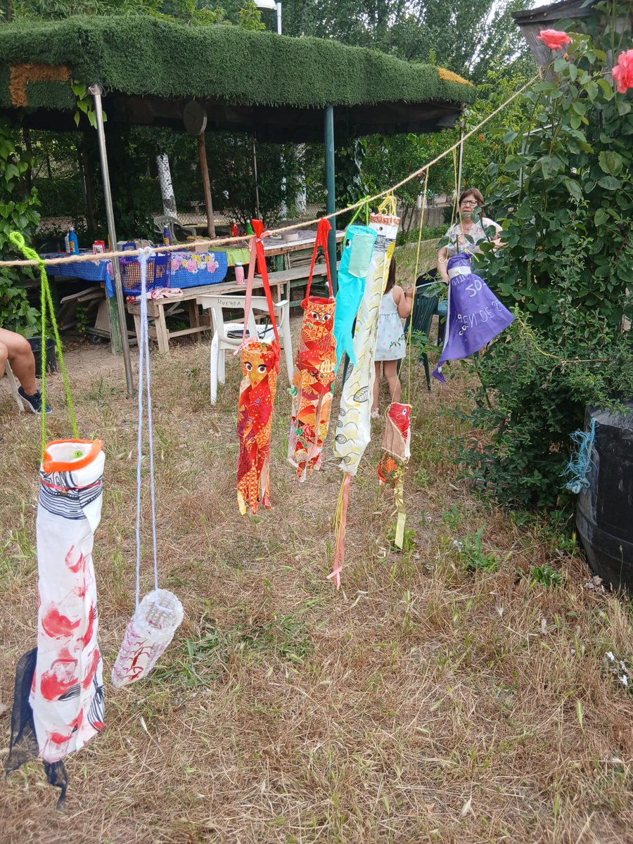Los peques también han tenido actividades para disfrutar estás fiestas: Taller de cometas japonesas y camas elásticas y kars