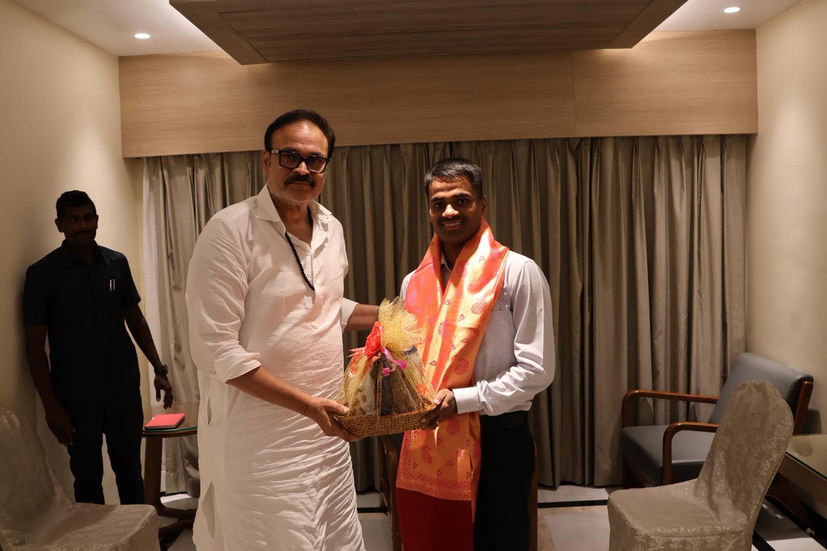JanaSena Party (@janasenaparty) on Twitter photo సామాజిక, రాజకీయ ఉత్తేజానికి ప్రతీక ఉత్తరాంధ్ర
• శాసన మండలి సభ్యులు, జనసేన పార్టీ ప్రధాన కార్యదర్శి శ్రీ <a href="/NagaBabuOffl/">Naga Babu Konidela</a> గారు
• ఆర్మీ మేజర్ మల్లా రామ్ గోపాల్ నాయుడు గారికి అభినందనలు సామాజిక, రాజకీయ ఉత్తేజానికి ప్రతీక ఉత్తరాంధ్ర
• శాసన మండలి సభ్యులు, జనసేన పార్టీ ప్రధాన కార్యదర్శి శ్రీ <a href="/NagaBabuOffl/">Naga Babu Konidela</a> గారు
• ఆర్మీ మేజర్ మల్లా రామ్ గోపాల్ నాయుడు గారికి అభినందనలు