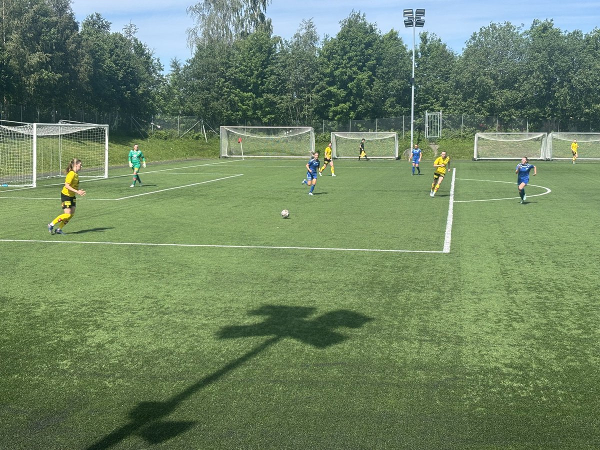 Etter gårsdagens bortekamp mot Ranheim fikk <a href="/lardop/">Lars D🎾pker</a> og jeg også med oss damelagets borteoppgjør mot Tiller i dag. Fin tribune og kiosk, men det første stedet jeg har besøkt der det også var scoringsmusikk til bortelaget. Kampen endte 2-2. #groundhopping