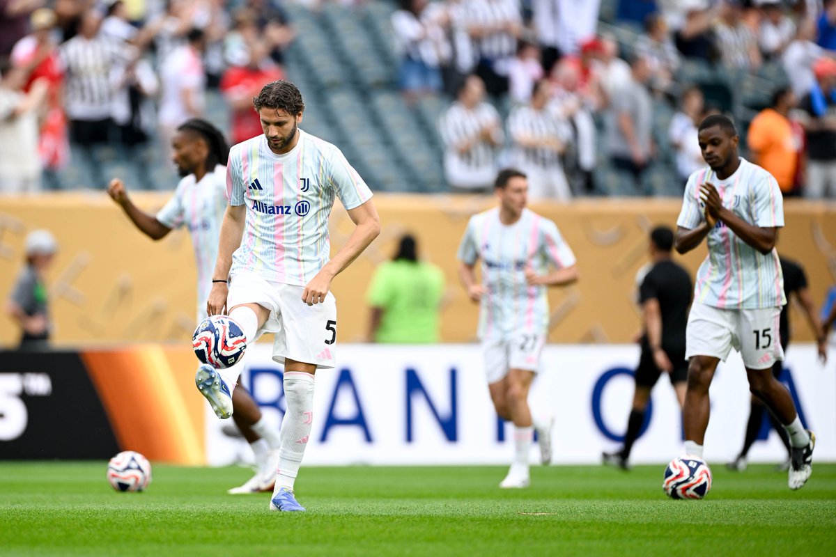 Tiempo de Juego (@tjcope) on Twitter photo 💥 ¡Empezó con gol de Yildiz!
🇮🇹 JUVENTUS 1 - 0 WYDAD 🇲🇦
🏆 Grupo G #MundialDeClubes
#JuventusWydad
🎙️ <a href="/lamacope/">Manolo Lama</a>
🚀 <a href="/millangenzor/">Luis Millán Genzor</a>
🥅 <a href="/santicanizares/">SANTIAGO CAÑIZARES</a>
🦁 <a href="/Ander_Cotorro/">Ander Cotorro</a>
🎺 <a href="/pedritonumeros/">Pedro Martin</a> 💥 ¡Empezó con gol de Yildiz!
🇮🇹 JUVENTUS 1 - 0 WYDAD 🇲🇦
🏆 Grupo G #MundialDeClubes
#JuventusWydad
🎙️ <a href="/lamacope/">Manolo Lama</a>
🚀 <a href="/millangenzor/">Luis Millán Genzor</a>
🥅 <a href="/santicanizares/">SANTIAGO CAÑIZARES</a>
🦁 <a href="/Ander_Cotorro/">Ander Cotorro</a>
🎺 <a href="/pedritonumeros/">Pedro Martin</a>