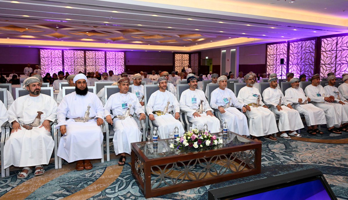 محافظة #مسقط تستضيف مبادرة (كُلّ #عُمان) التي تسعى إلى تعزيز الشراكة المجتمعيّة، وتجسيد التوجّه الوطني الراسخ نحو تطبيق مبدأ اللامركزية، وتعزيز التواصل المباشر بين الجهات المعنية بتنفيذ #رؤية_عُمان_٢٠٤٠ والمحافظات، وتمكين المجتمع المحلي من خلال اللقاءات والزيارات وحلقات العمل