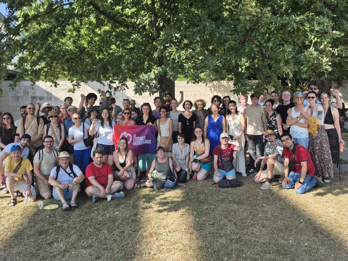 Un superbe événement parisien aujourd’hui : porte à porte géant dans le 15e arrondissement, échanges sur le programme des municipales et apéro géant ! 

Paris est insoumise ☀️