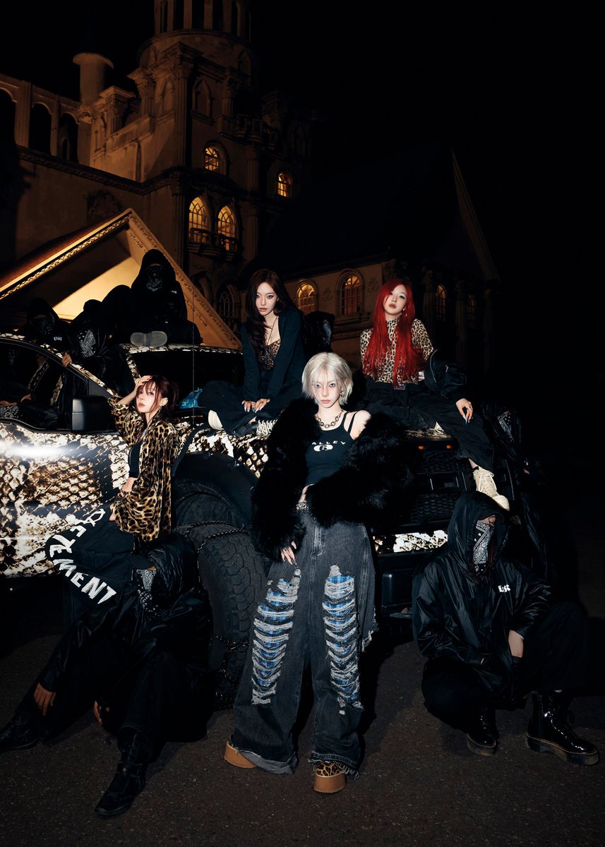 Mimjeongs's tweet image. Serving illegal ops coded in style. #DirtyCode loaded. Who&apos;s up seeing girls doing crime?