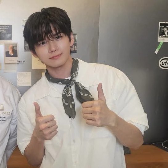 big round eyes, thin lips, small face, perfect t-zone, sweet smile + with this scarf / slayer (?) really makes onge looked so pretty!!! 😍🩵