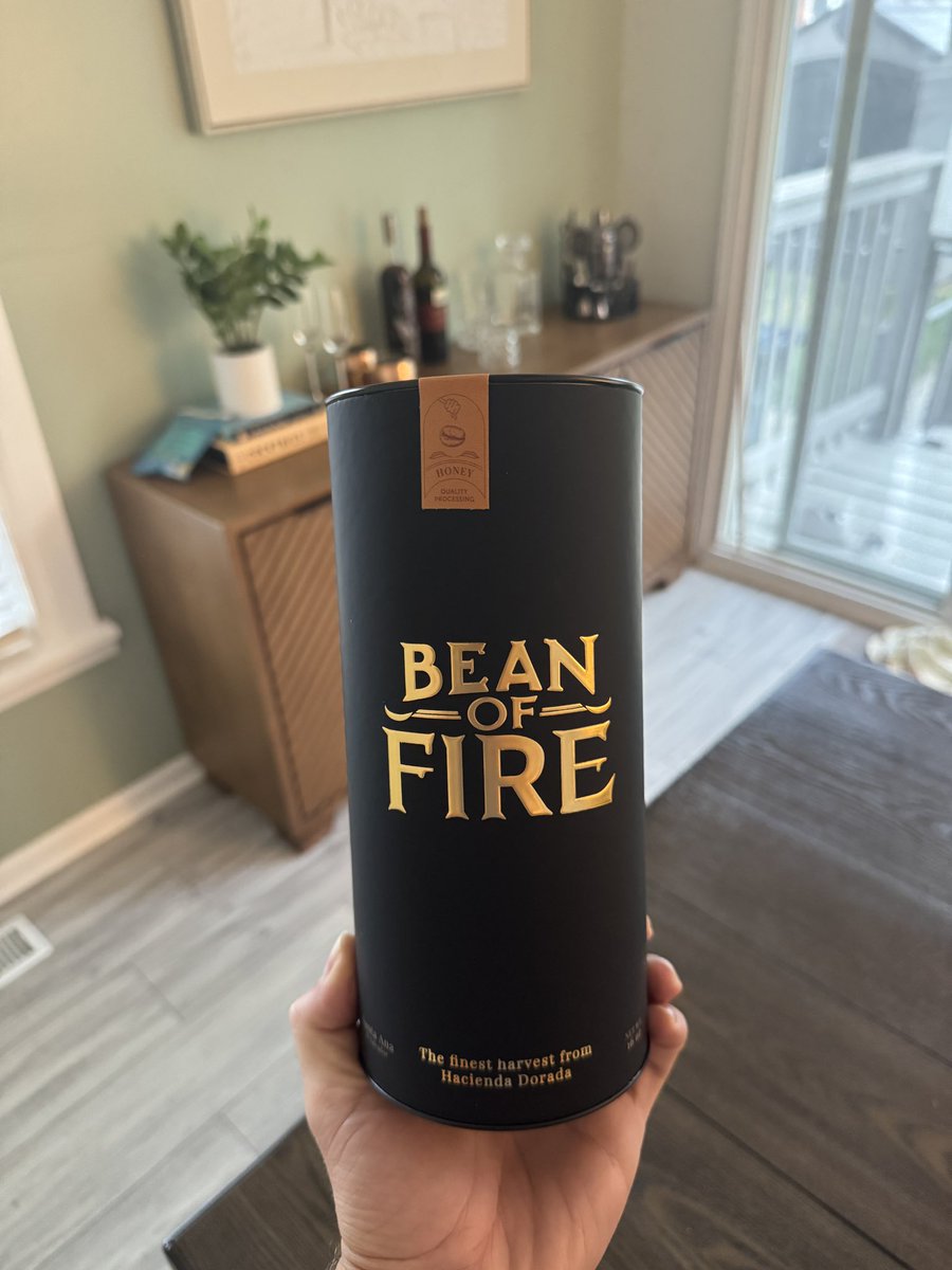 TwoTeesSMB's tweet image. Super cool gift from the @SaganPassport team celebrating our recent (outstanding) hire from El Salvador.
The SMB community is the best!