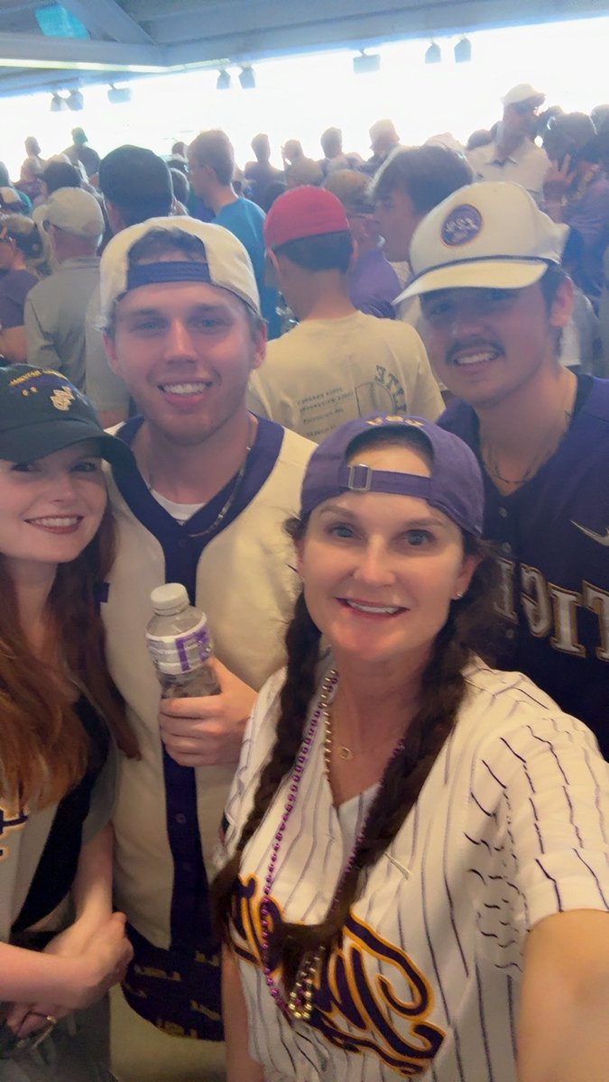 nursekort's tweet photo. Love meeting up with Twitter fam! And my sis @MeghanRedd - we always have a great time girl!💜💛 #TigersIn2 https://t.co/qdGTra3wwn