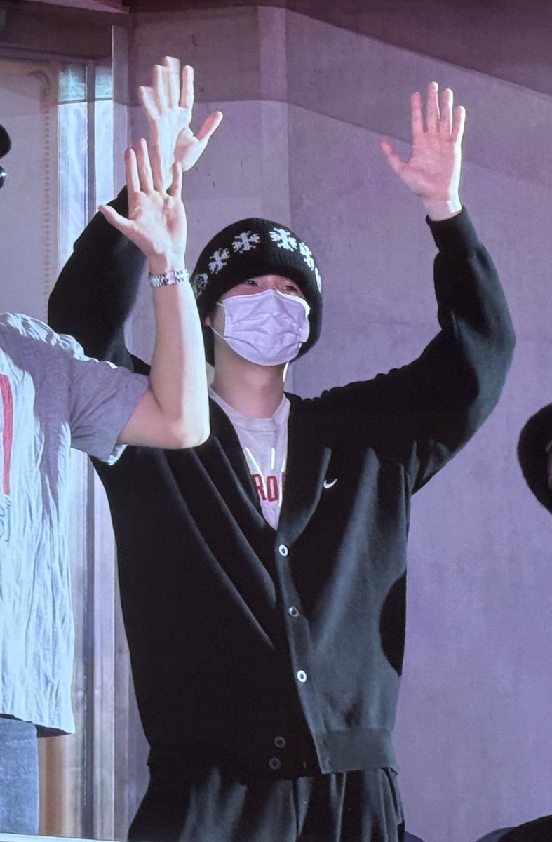 قربون پسرعسلی برم خیلی کیوت و عسلیِ😭
 نبودم بوس بوسیت کنم😭