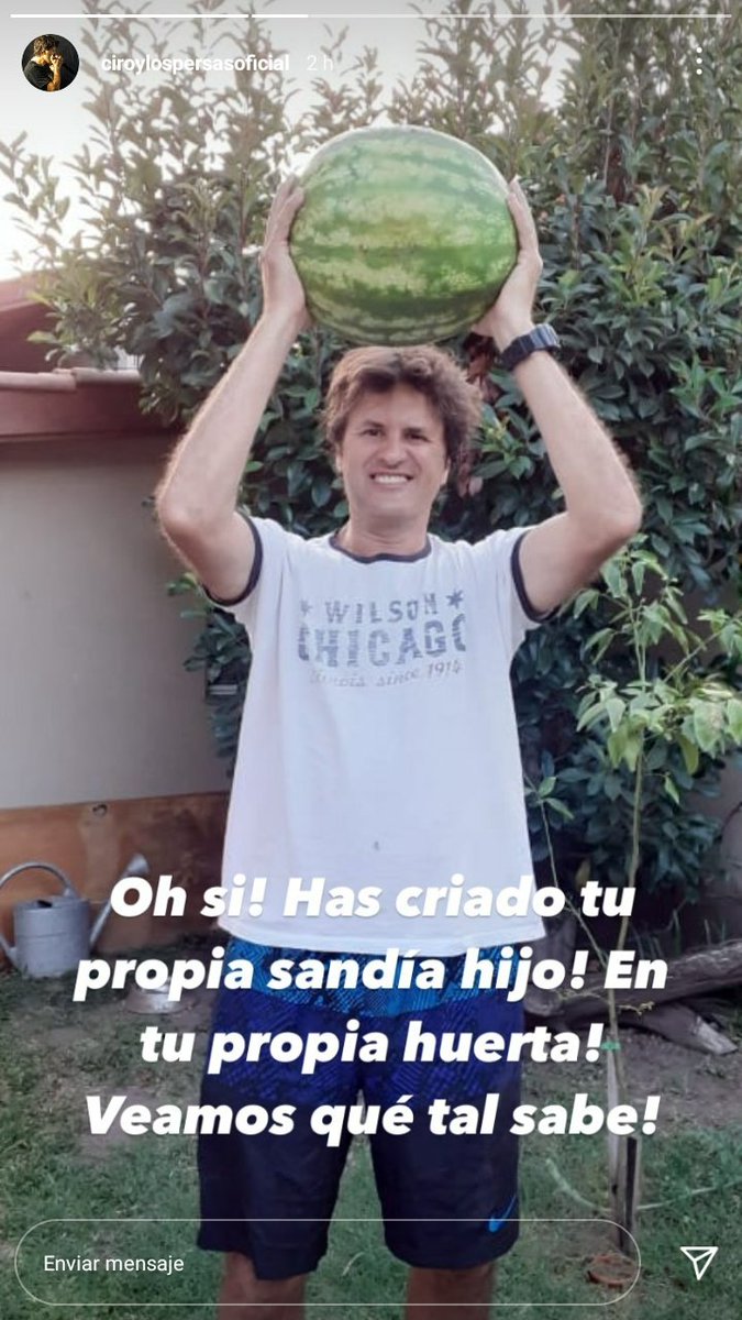 jjonamartinez's tweet photo. fui a ver a los piojos y el que cantaba era el de esta foto de la sandía no lo puedo creer https://t.co/0C0yZIh9x5